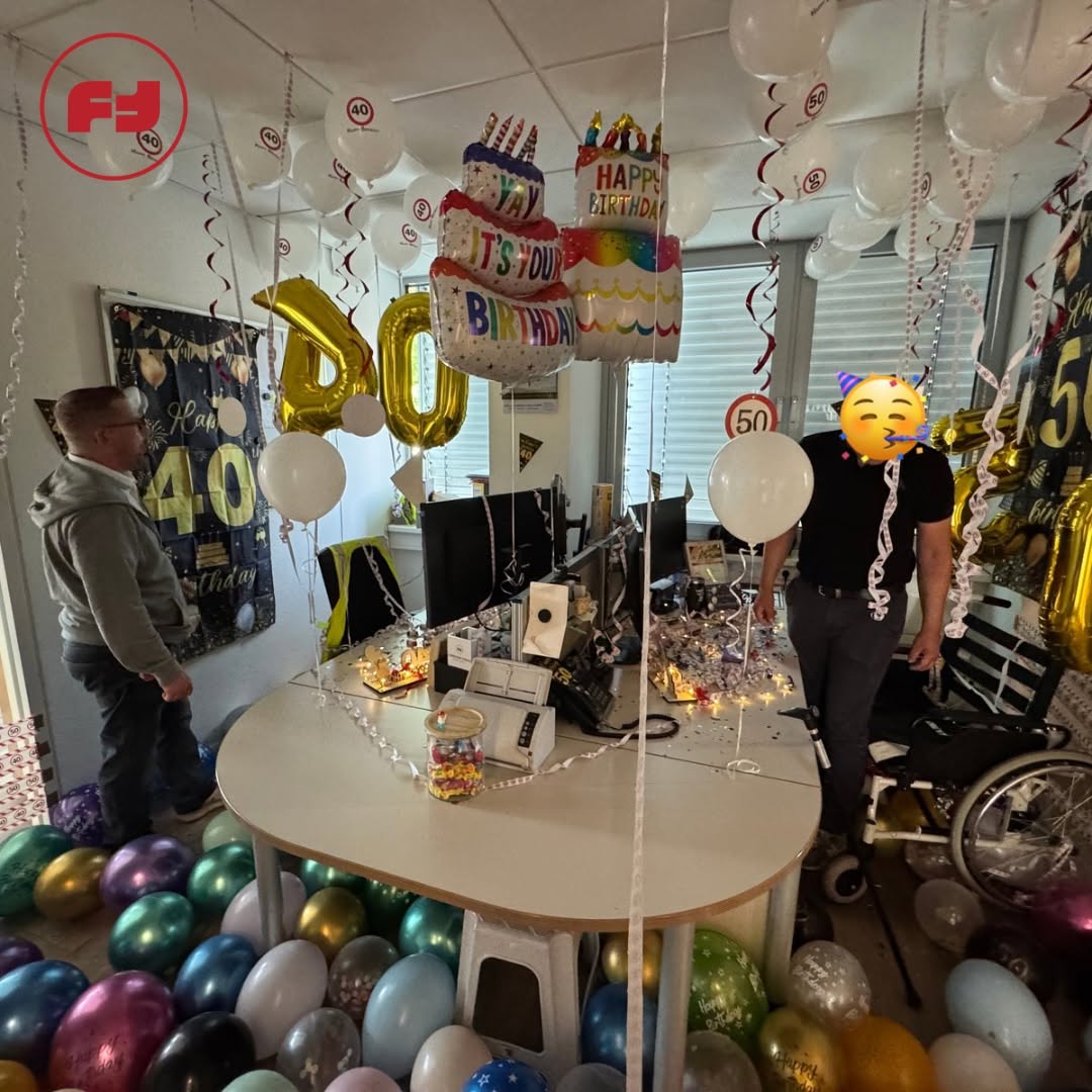 Was passiert, wenn im Büro gleich zwei Legenden einen runden Geburtstag haben? Genau: die Deko eskaliert, der Schreibtisch verschwindet unter Konfetti, und die Luft besteht zu 90% aus Helium. Der eine hat das beste Jahrzehnt vor sich, der andere blickt auf fünf davon zurück. 
Wir sagen: Alles Gute und auf viele weitere Jahre mit euch im Team! 🎉🥳 

.
.
.

#schrott
#hamburg 
 #kaltenkirchen
#metall
#recycling 
#entsorgung 
#schrotthandel
#pinneberg 
#bagger
#containerdienst 
#baustellenservice