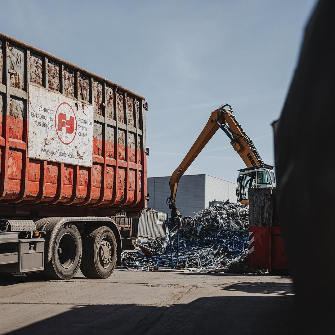 Maschinen an, Metall frei - wir geben Schrott ein zweites Leben ♻️🔨 🤝

•

•
 
•
#schrotthandel 
#hamburg 
#schrott 
#recycling 
#altmetall 
#entsorgung 
#metalrecycling 
#bagger