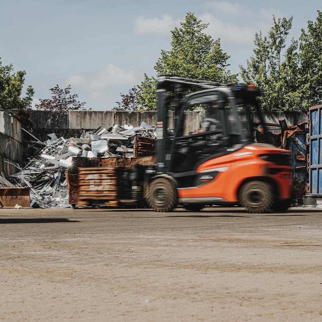Wenn der Stapler rollt, läuft der Hof 💨
• 
• 
• 

#hamburg 
#gabelstapler 
#schrott 
#recyling 
#recyclinghof 
#schrotthandel 
#metall 
#entsorgung
