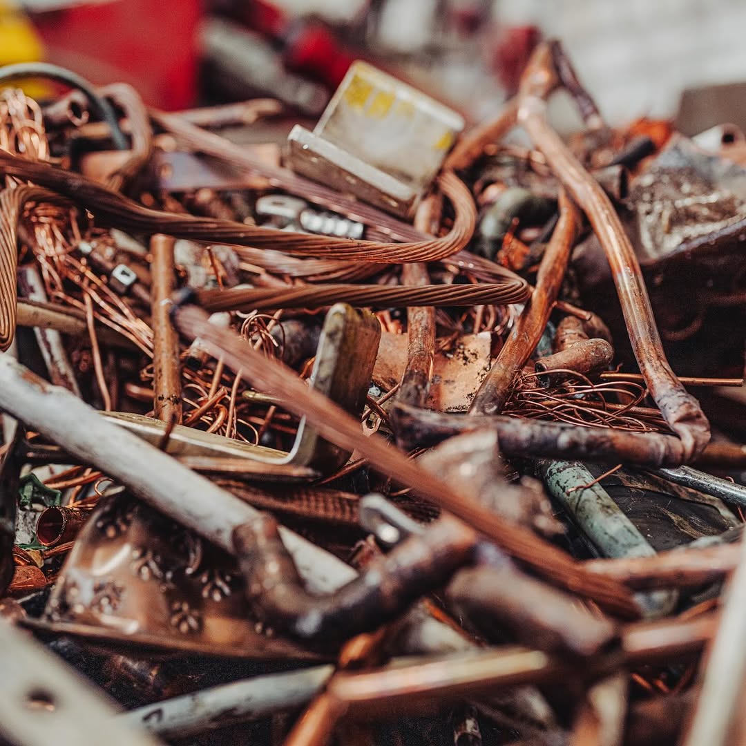 Kupfer : 
Klein im Format, groß im Wert. Recycelt spart es Energie, bringt Geld & bleibt wiederverwertbar. 

Hier ein paar Fakten über Kupfer 💡 : 

1. Kupfer ist 100% recycelbar. 
- es verliert dabei keinerlei Qualität 

2. Recyceltes Kupfer spart bis zu 85% Energie 

3. ⁠Kupfer ist ein High-Tech-Material 
- es wird in fast allem gebraucht : Elektrotechnik, Autos, Solaranlagen, Kabel & Motoren

.

.

. 

#gebruederfabian 
#kupfer 
#schrott 
#recyling 
#schrotthandel 
#entsorgung 
#hamburg