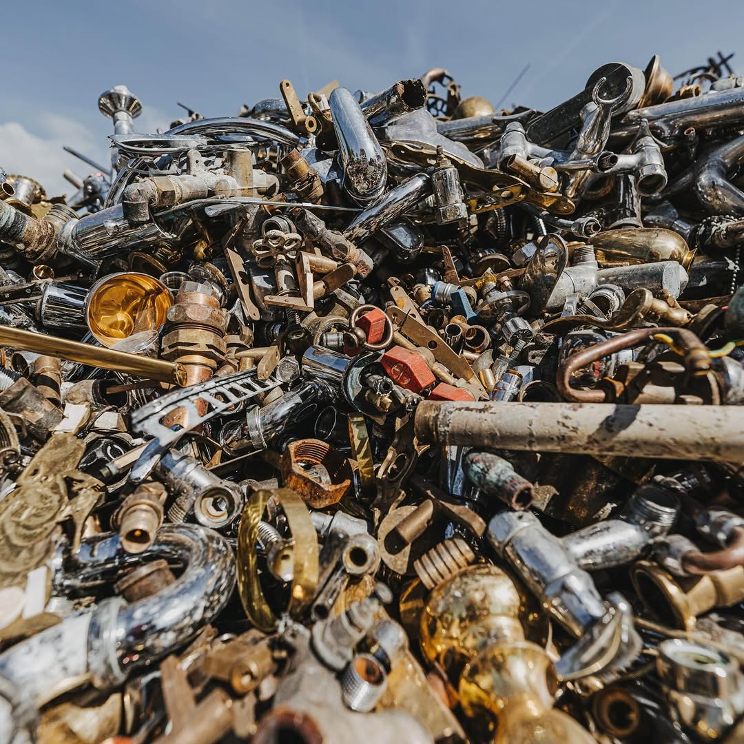 Messing der goldene Klassiker unter den Altmetallen - wertvoll & vielseitig 💛♻️

💡 Hier ein paar Fakten über Messing : 
1. Messing ist eine Kupfer-Zink-Legierung 
- je nach dem wie es zusammengesetzt ist, kann es weich, hart, gelblich oder rötlich erscheinen 

2. Durch das recyceln von Messing wird bis zu 70% Energie im Vergleich zur Neuproduktion aus Rohstoffen gespart 

3. Kupferhaltige Legierungen wie Messing besitzen eine antimikrobielle Wirkung.
- Auf Messingoberflächen sterben Keime innerhalb weniger Stunden ab – ganz ohne Chemikalien. Deswegen wurden Türklinken früher oft aus Messing gebaut.

.

.

. 

#recyling 
#altmetall 
#schrott 
#messing 
#hamburg 
#gebrüderfabian 
#schrotthandel
