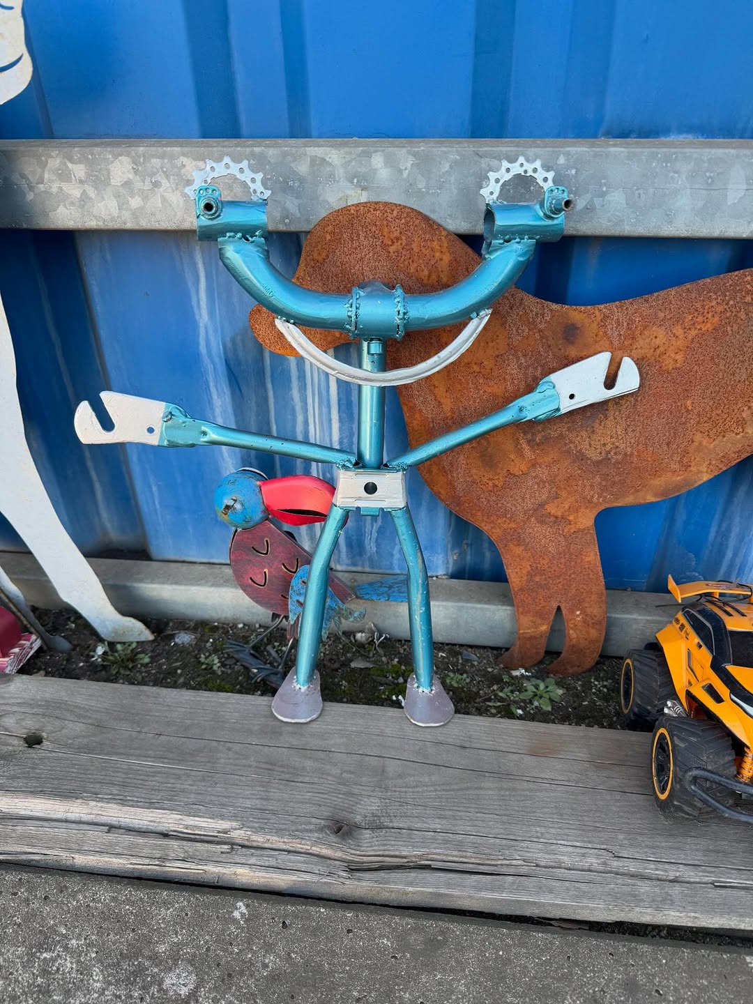 Hahaha das ist ja genial 😄
Der kleine Schrott-Mann sieht aus, als würde er sagen: „Ich war mal ein Fahrrad!“ 🚲

Wusstest du? ♻️✨

Schrott ist viel mehr als nur Abfall –
er ist einer der wertvollsten Sekundärrohstoffe unserer Zeit.

Hier ein paar Facts, die überraschen:

🔩 Metalle gehören zu den ältesten Rohstoffen der Welt – und können theoretisch unendlich oft recycelt werden, ohne Qualitätsverlust.

📱 In Deutschland entstehen jährlich rund 900.000 Tonnen Elektroschrott.

🏗️ Eisen- und Stahlschrott werden weltweit zu etwa 85 % recycelt – eine der höchsten Recyclingquoten überhaupt.

🌍 Recycling spart enorme Mengen an Energie und Wasser im Vergleich zur Neugewinnung von Rohstoffen.

Schrott ist kein Ende –
sondern der Anfang von etwas Neuem. ♻️

#Recycling #Kreislaufwirtschaft #Nachhaltigkeit #Metall #Ressourcenschonung