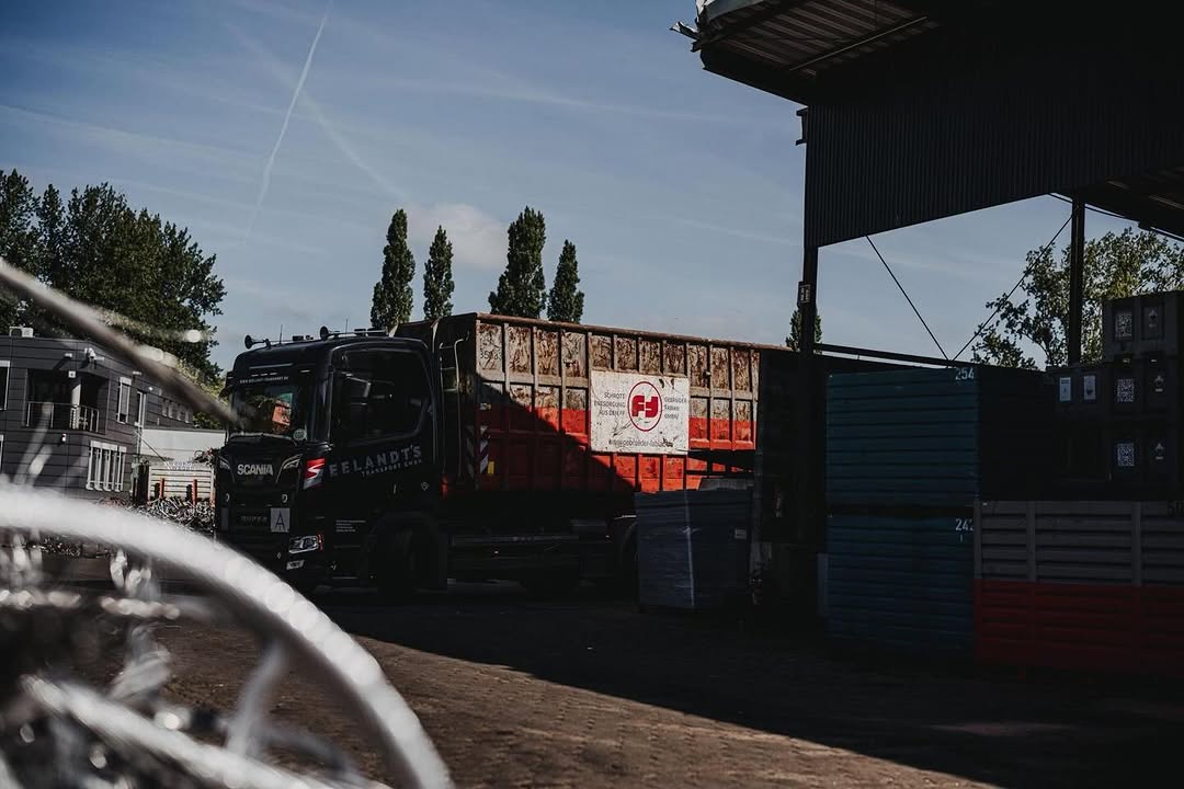 Volle Ladung Nachhaltigkeit 🚛♻️
Unser Team sorgt dafür, dass aus Altmetall neue Chancen entstehen 🌍✨ 

#recycling #schrott #gebrüderfabian #hamburg #schrottplatz