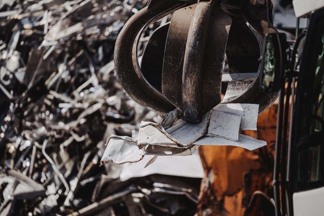 Leicht, stark und unendlich recycelbar ♻️. Aluminium ist überall und trotzdem unterschätzt. Wusstest du, dass Aluminium früher wertvoller war als Gold? 🧐 

Hier ein paar weitere interessante Fakten : 
• im 19. Jahrhundert war es ein Luxusmetall 🏅
• es rostet nicht wie Eisen, sondern bildet eine schützende Oxidschicht ⚒️
• ohne Alu gäbe es viele moderne Flugzeuge nicht ✈️ 
• eine recycelte Aluminium Dose spart bis zu 95% Energie im Vergleich zur Neuproduktion 🫙 

#alumimium 
#wissentogo 
#schrott 
#schrotthandel 
#metall
