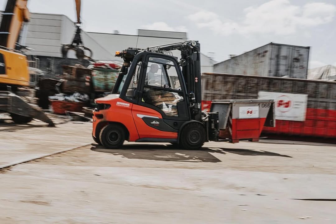 Läuft bei uns - im wahrsten Sinne 🦾 💨
Mulde drauf und ab geht’s in den Recyclingkreislauf 

#schrottplatz #recyclinglife #gabelstapler #gebruederfabian #metall