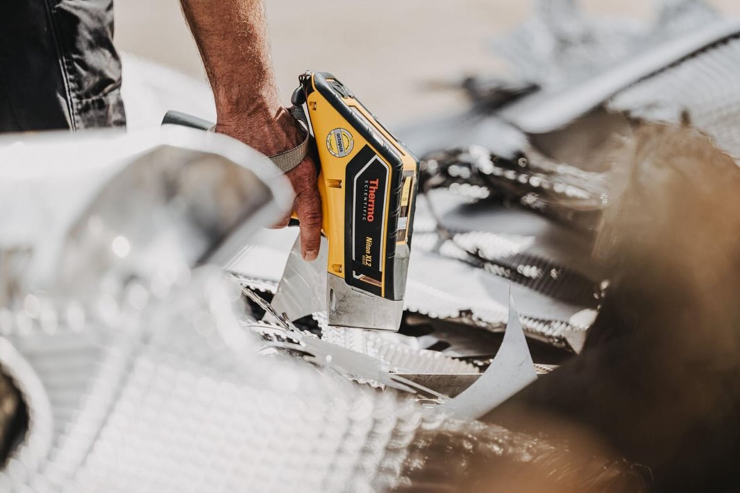 Unser Röntgenfluoreszenzanalysegerät. 😉 

Sieht aus aus wie eine Pistole, schießt aber nur mit Daten 📊🔫. Präzision ist unser Ding

• Es bestimmt die elementare Zusammensetzung von Metallen, Legierungen und Spänen innerhalb weniger Sekunden. 

• Es wird eingesetzt um Metalle sortenrein zu trennen 

#gebrüderfabian 
#schrott 
#analysegerät 
#schrottplatz 
#recycling