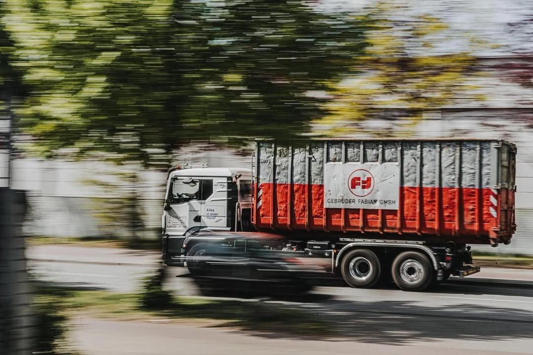 Vollgas Richtung nächsten Auftrag 🚛😮‍💨
• 
• 
• 
#schrottplatz 
#container 
#gebruederfabian 
#recycle 
#auftrag