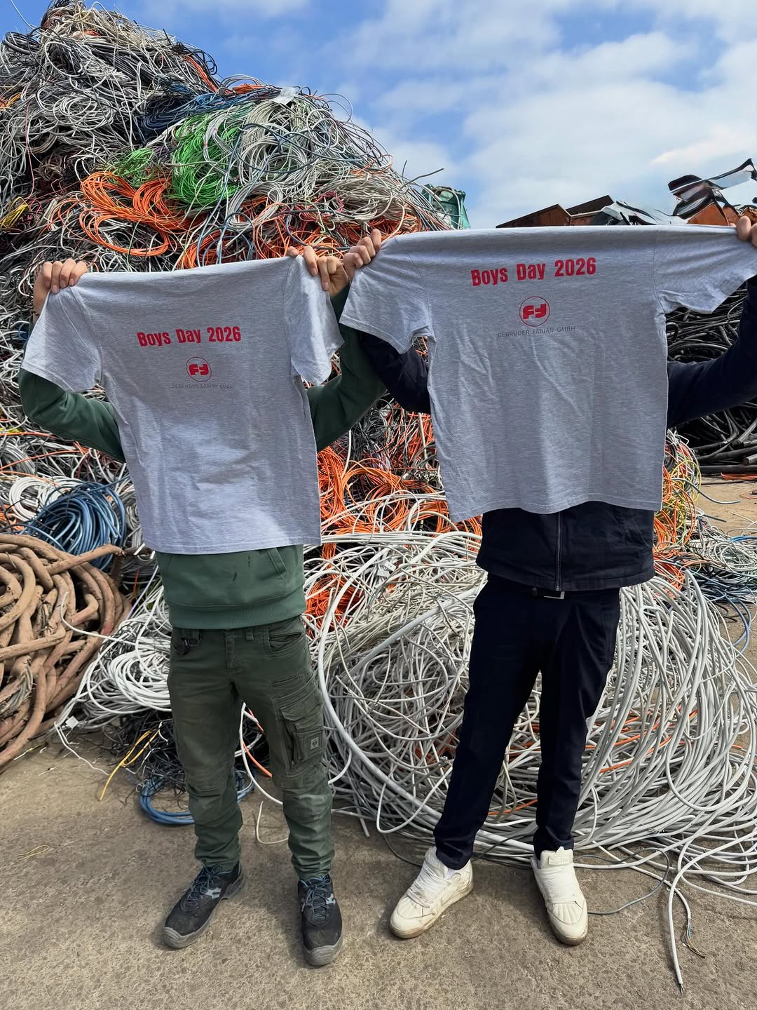 Girls & Boys Day - wir sind auch dabei ! 💪🏻🥳

Danke, dass ihr bei uns zu Besuch wart. Wir hatten sehr viel Spaß mit euch und hoffen, dass wir uns bald Wiedersehen. 👋🏽 
• 
• 
• 
#girlsandboysday 
#gebruederfabian 
#schrotthändler 
#metall 
#recycling