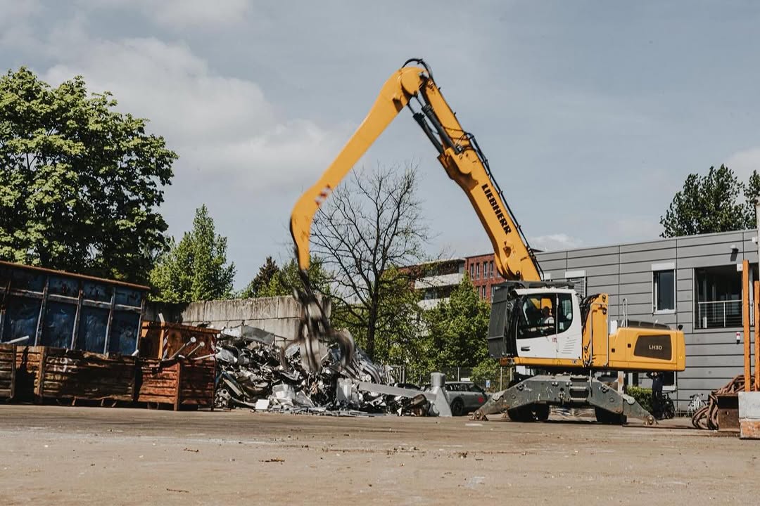 Der sortiert schneller als du „Gebrüder Fabian“ sagen kannst 🚜😎 

#schrottplatz 
#gebrüderfabian 
#hamburg 
#recycling 
#bagger