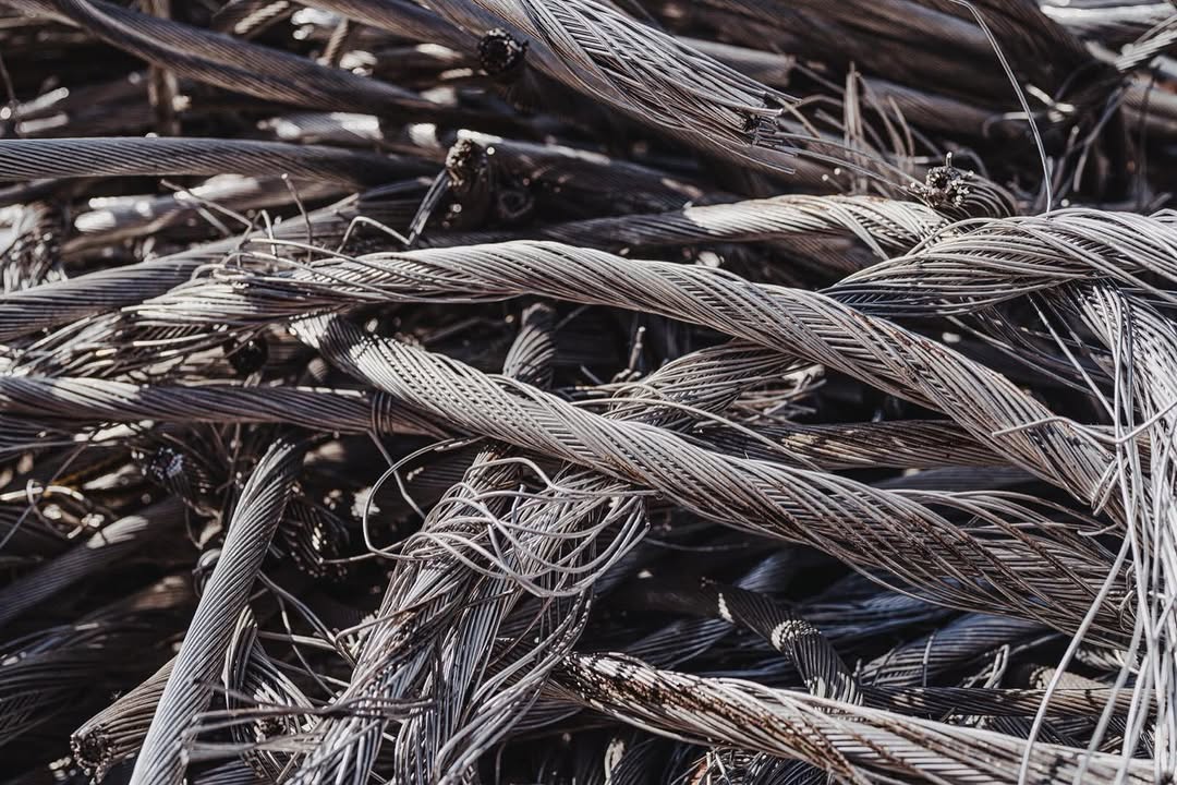 🔍 Schon gewusst?

Aluminium ist einer der wertvollsten Recyclingrohstoffe überhaupt. ♻️

Ausgedienter Aludraht wird eingeschmolzen und kann nahezu unbegrenzt zu neuen Produkten verarbeitet werden – ohne dabei seine Eigenschaften zu verlieren.

💡 Das Beste daran: Das Recycling von Aluminium benötigt bis zu 95 % weniger Energie als die Herstellung von neuem Aluminium.

Jeder Meter Aludraht, der recycelt wird, spart wertvolle Ressourcen und schont die Umwelt. 🌍♻️

#Aluminium #Aludraht #Recycling #Kreislaufwirtschaft #Nachhaltigkeit