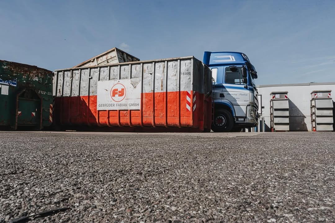 Ein Anruf. Ein Container. Erledigt. 📞🚛 
•
•
• 

#containerdienst 
#gebrüderfabian 
#schrottundmetallhandel 
#recycling 
#nachhaltigkeitfüralle