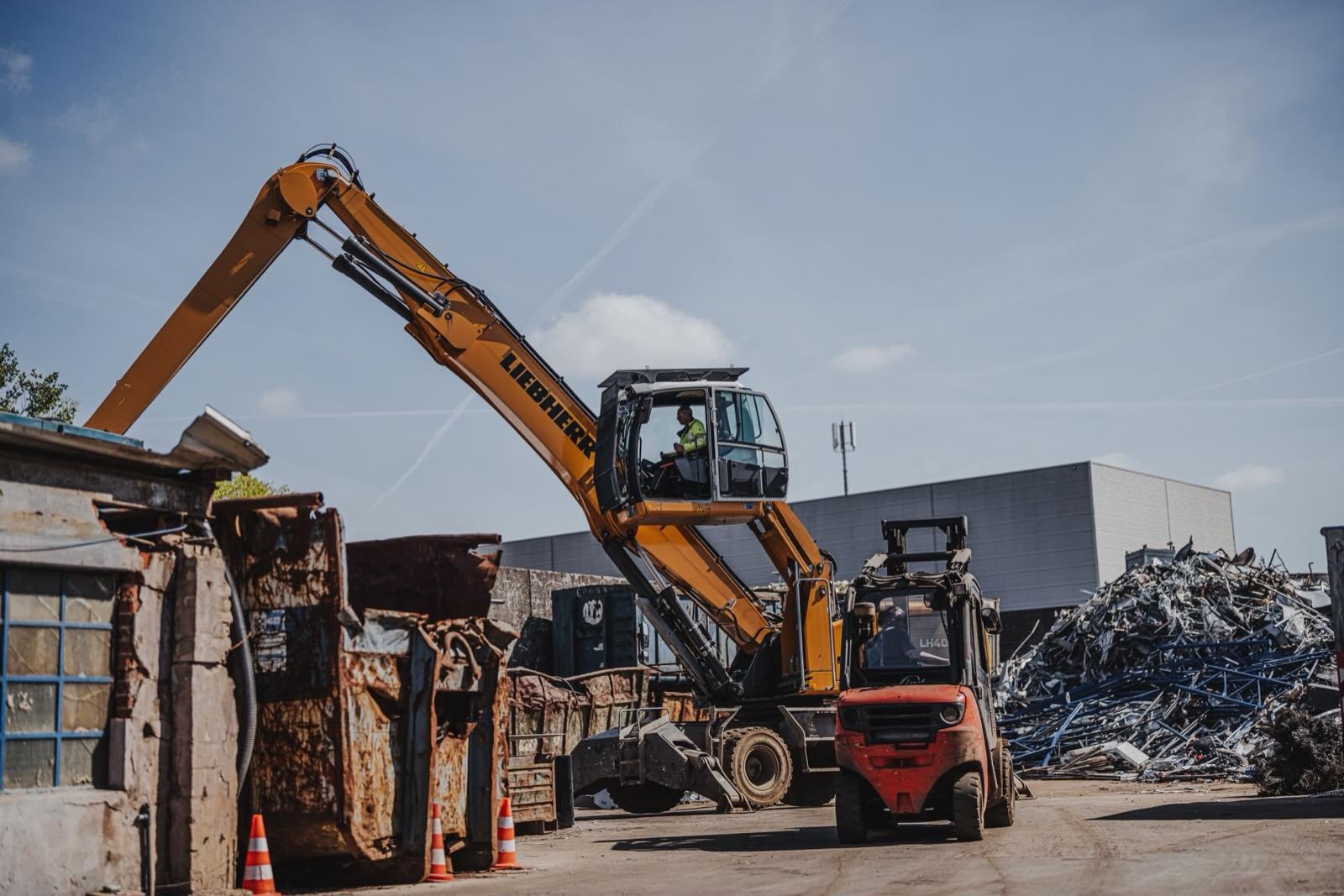 Ob Stahl oder Buntmetall - wir bewegen mehr als nur Schrott. 🚜🔩 Zuverlässig. Nachhaltig. Effizient. 
•
•
• 
#bagger 
#gebrüderfabian
#schrottplatz 
#schrott 
#buntmetalle