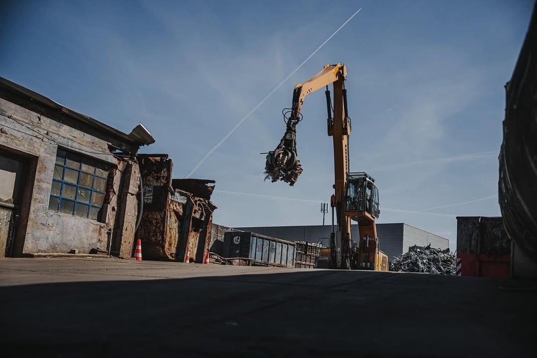 Stahl, Aluminium, Kupfer oder Edelstahl – wir geben Metallen ein zweites Leben. Tag für Tag sorgen wir dafür, dass wertvolle Metalle ihren Weg zurück in den Rohstoffkreislauf finden.♻️
.
.
.

#Recycling #Schrotthandel #gebrüderfabian #Metall #bagger