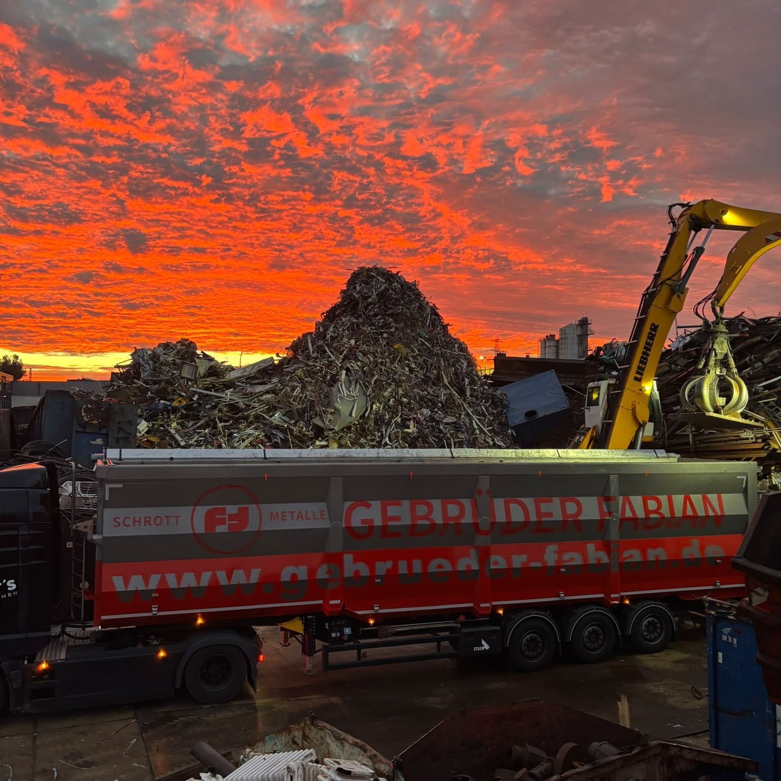 Guten Morgen aus dem Norden - Morgenstimmung bei Gebrüder Fabian 🌅⚙️♻️ 

#gebrüderfabian #hamburg #sunrise☀️ #schrottplatz #recycling