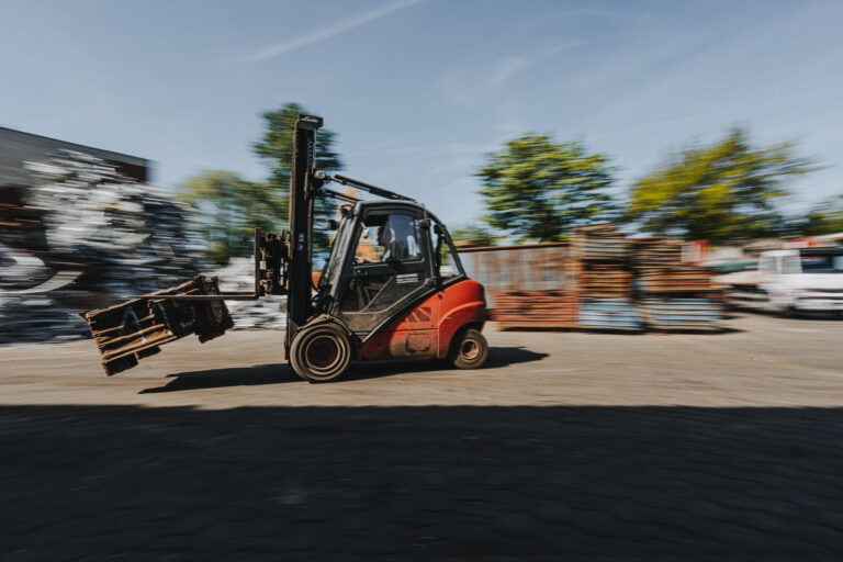 Gabelstapler transportiert Container auf dem Schrottplatz in Hamburg – effizienter Container-Service für Industrie und Baugewerbe