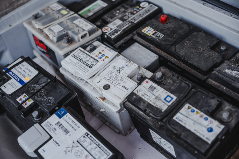Gesammelte Autobatterien und Bleibatterien zur fachgerechten Entsorgung – Annahmestelle für Sonderabfälle und Batterierecycling in Hamburg.