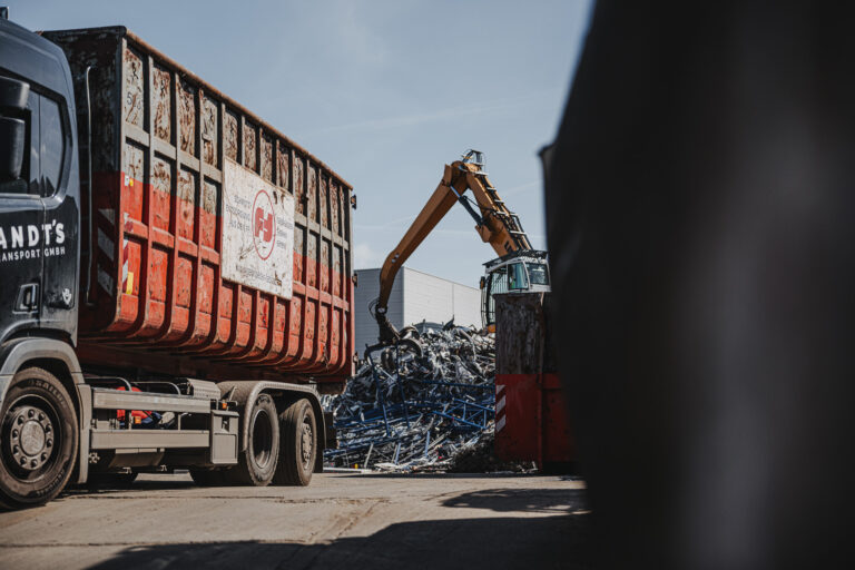 Container-Lkw der Gebrüder Fabian GmbH auf dem Schrottplatz – zertifizierter Entsorgungsfachbetrieb für Metallschrott in Hamburg und Umgebung.