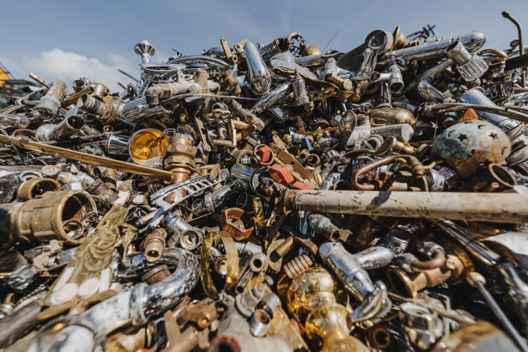 Glänzender Haufen aus sortierten Messing- und Kupferteilen – Rückführung von NE-Metallen durch professionelles Recycling in Norddeutschland.