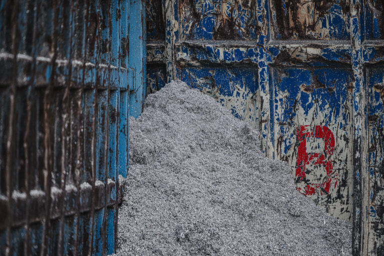 Frische Aluminiumspäne in einem Container – sortenreine Erfassung von Wertstoffen für das Metallrecycling in Hamburg, Kaltenkirchen und Pinneberg.